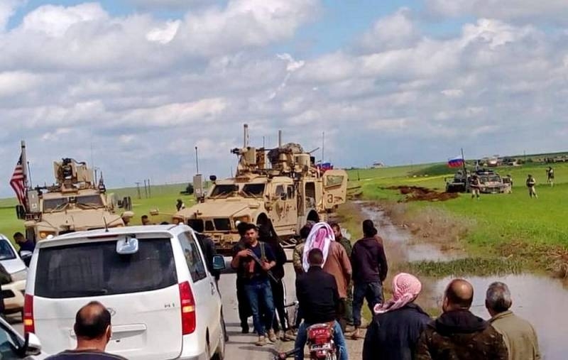 Российский патруль застрял в сирийской грязи, пытаясь объехать перекрывших ему дорогу американцев
