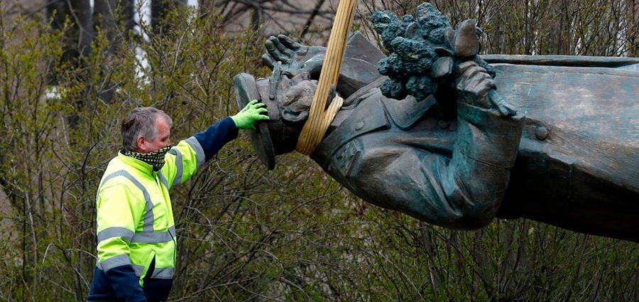 В Чехии с глумливой формулировкой снесли памятник советскому маршалу-освободителю Праги