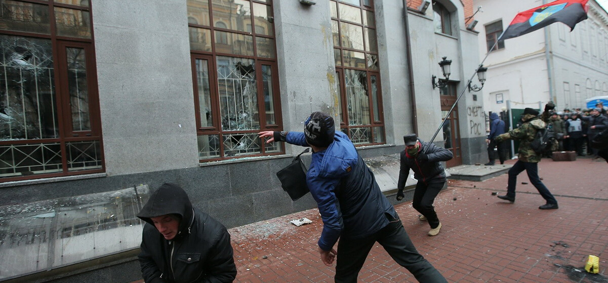 Либерал помог громить в Киеве посольство РФ и сбежал в Грузию