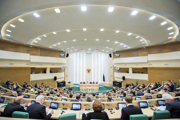 В Совфеде присоединили Украину к РФ. В Киеве бомбануло