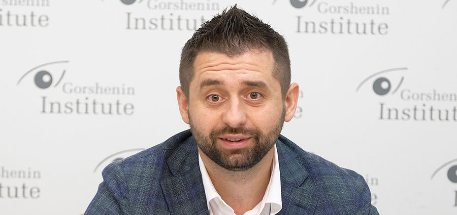 Укус «руки дающего»: лидер правящей партии Украины Арахамия оскорбил Китай