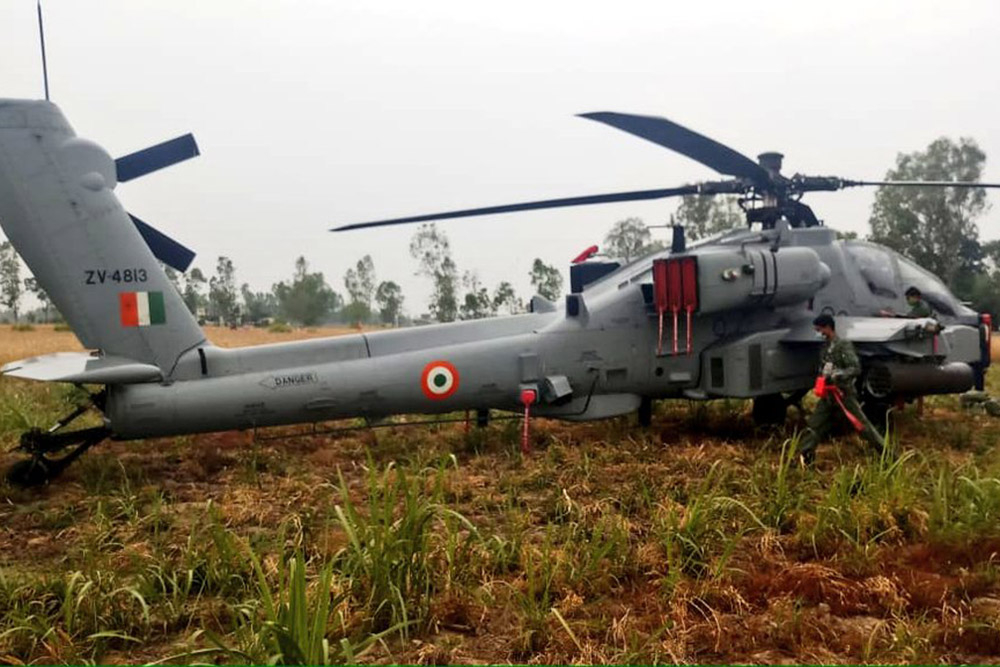 Ударный вертолет AH-64E Apache совершил аварийную посадку в Индии