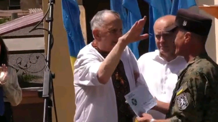 Возрождение фашизма: на Украине наградили ветерана дивизии СС «Галичина» рыцарским крестом