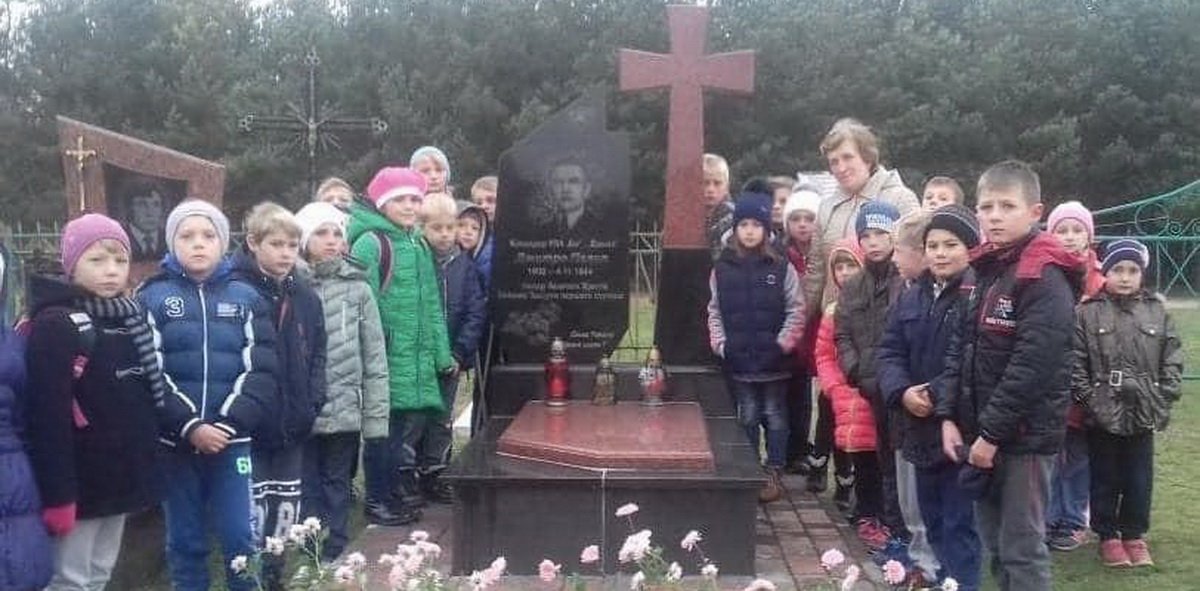 Украинских школьников заставили чествовать гитлеровца