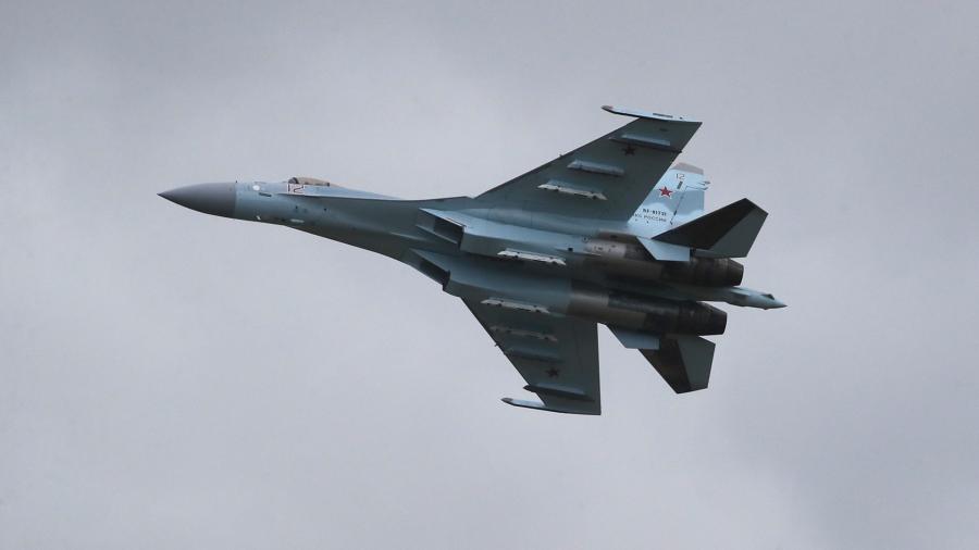 Су-35С отогнал датский F-16 от бомбардировщика