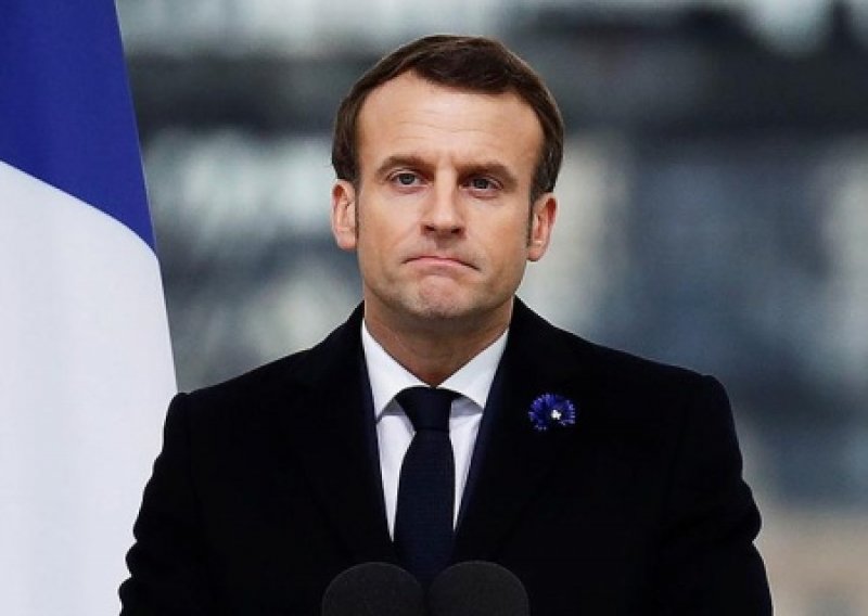 «Мы в отчаянии и больше вам не верим!»: парижские медсестры, борющиеся с COVID-19, резко раскритиковали Макрона