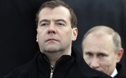 Медведева используют как инструмент для отстранения Путина от власти
