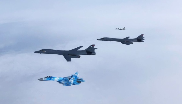 Украинские Су-27 обрадовались американским B-1B недалеко от Крыма