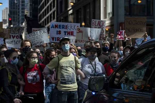 Солдаты стреляют по окнам и балконам: в 25 городах США введен комендантский час