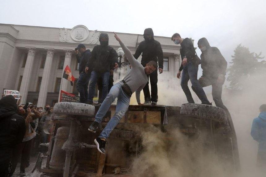 Погром против Авакова: Под Верховной радой сожгли «мусорской бобик»