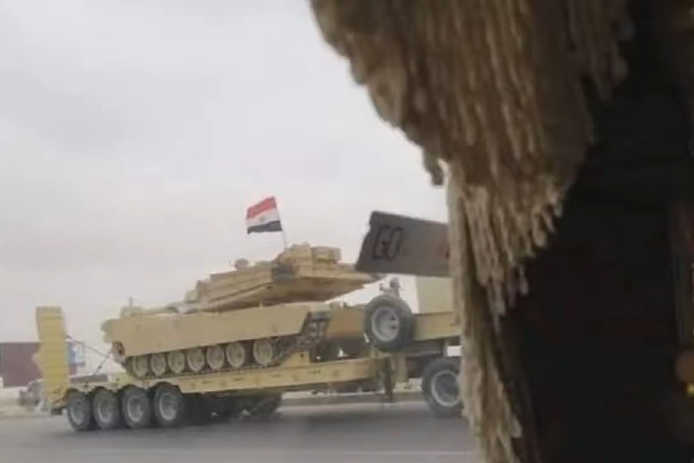 Переброску египетских танков Abrams к границе с Ливией сняли на видео