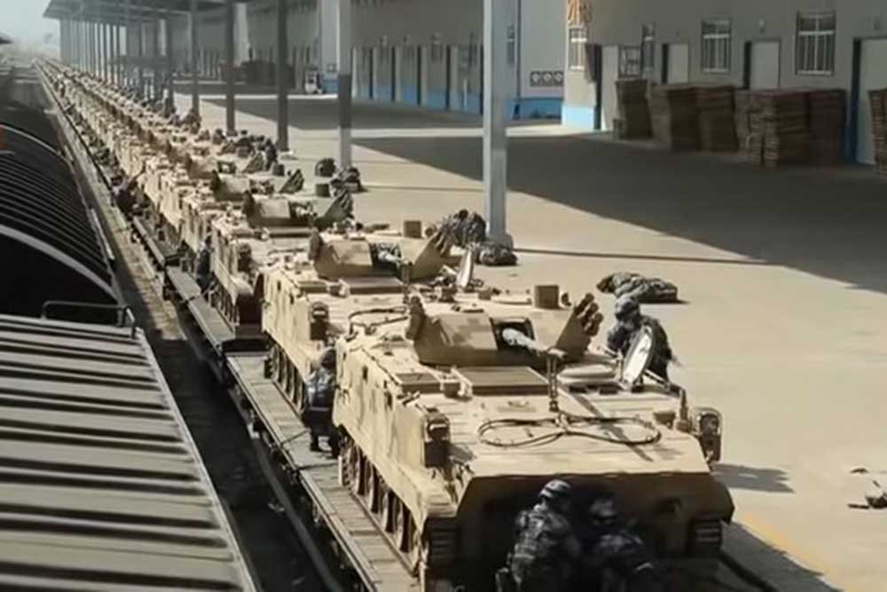 Отправку китайской бригады ВДВ на границу с Индией показали на видео