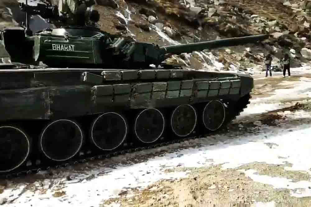 Индийские Т-72М1 и Т-90С перебросили в район спорных территорий