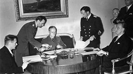 Власти Латвии забыли про свой пакт с Гитлером и подготовку атаки на Россию