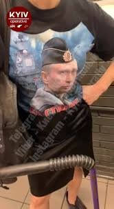 «Матросов на амбразуру». В Киеве замечена девушка с портретом Путина