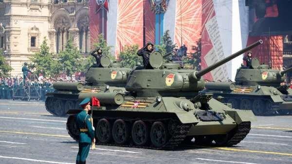 Британцы примерили русский Парад Победы: "Все сутулые, каждые несколько метров садятся отдохнуть"