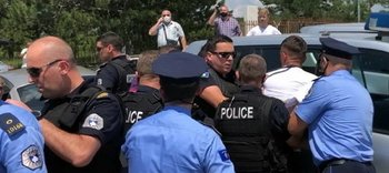 Полицейские избили сербов за национальный флаг