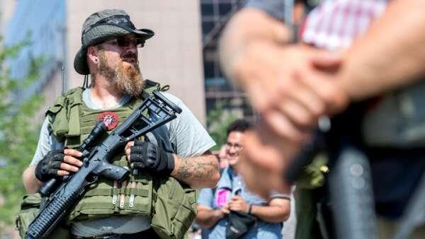 В США белые в отчаянии хватаются за оружие: "Мы устали..."