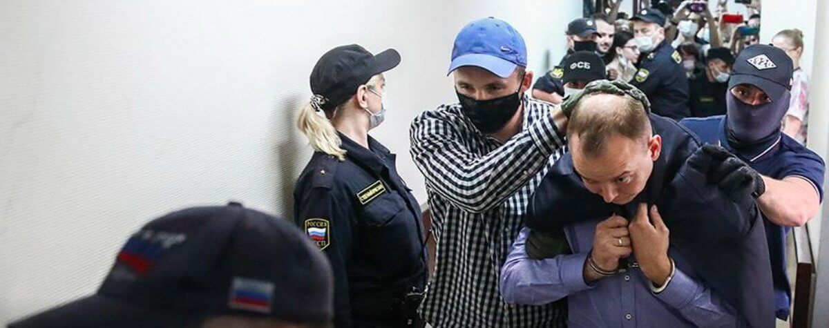 «Навальный, ты сволочь!». Из-за Сафронова разругались российские либералы