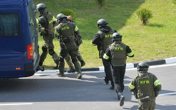 Зеленский требует от Лукашенко отдать россиян в лапы СБУ