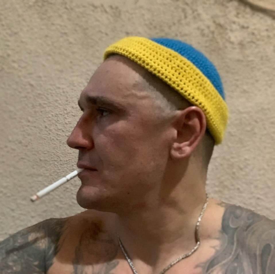 Украинский нацист прилюдно в Одессе перерезал себе горло