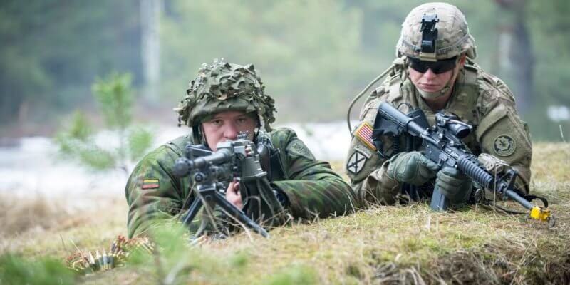 США перебросили к границе с Беларусью 9 вертолетов Apache и Black Hawk. На очереди — батальон военных