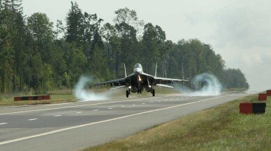 В Беларуси на участке трассы Брест-Москва приземлились боевые самолеты