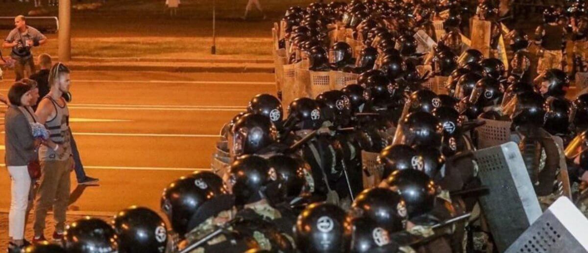 Лукашенко скомкал шпаргалку Шарпа