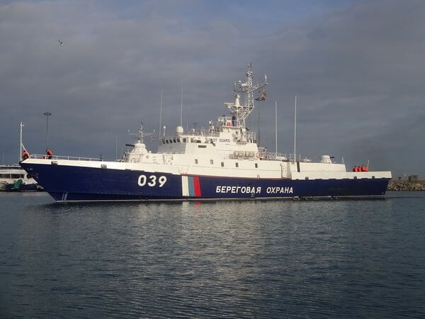 Катер ФСБ подошёл к Бердянску, игнорируя протесты Украины