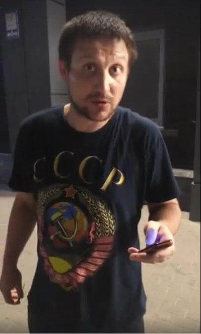 Житель Киевской области в футболке «СССР» дал отпор националисту с камерой