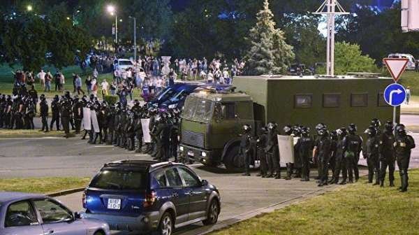 «Отказался открыть – разбили стекла». ОМОН в Минске обыскивает припаркованные машины