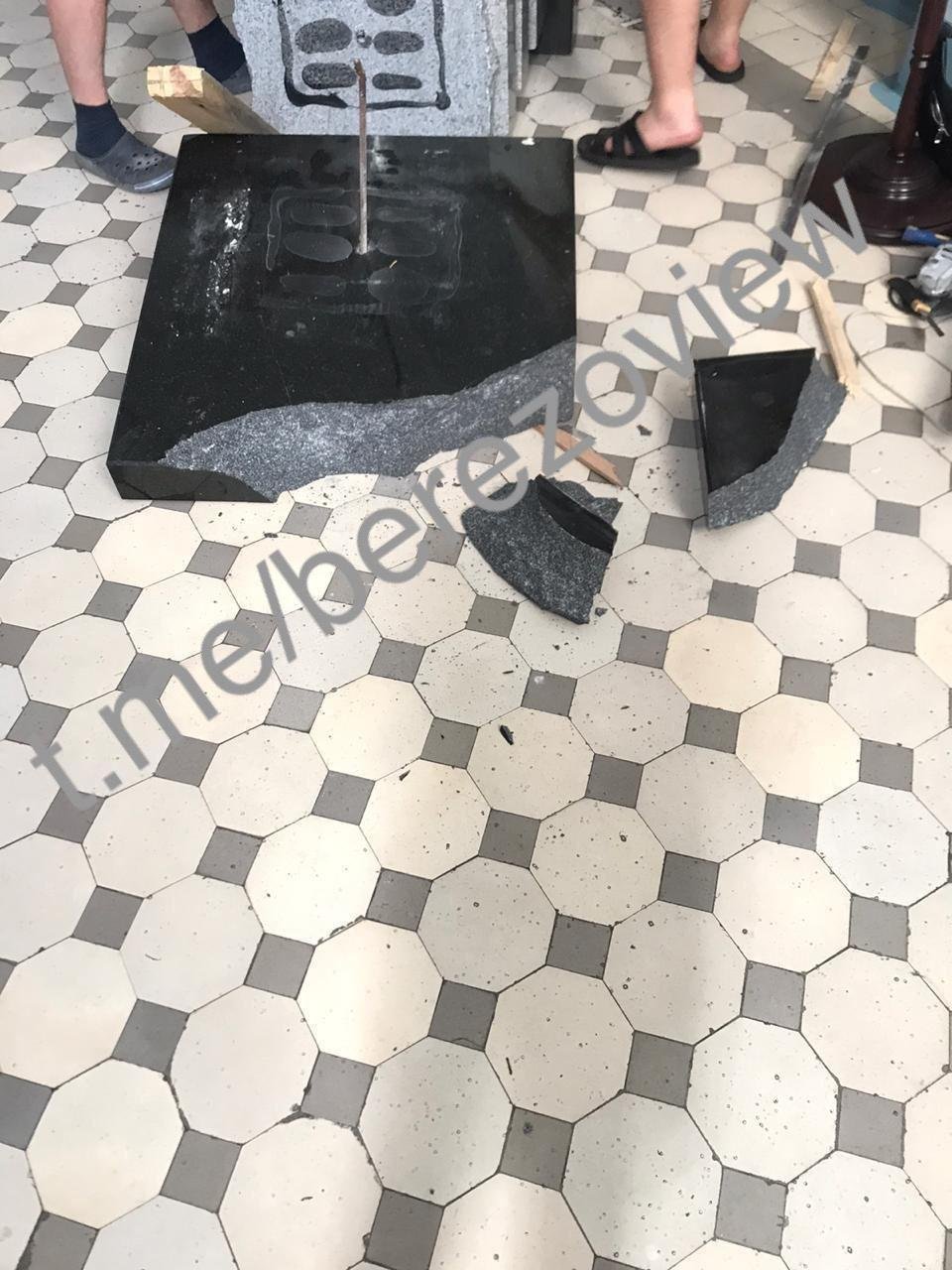 Зрада! В Киеве расколотили плиту погибшим СБУ-шникам