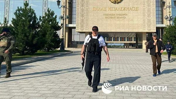 Лукашенко засняли у резиденции с автоматом в руках