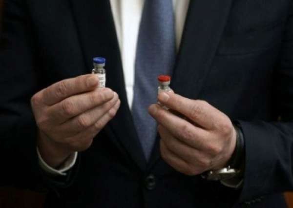 Украинские депутаты и министры уже привились российской вакциной от ковид-19, а населению обещают лекарство из США