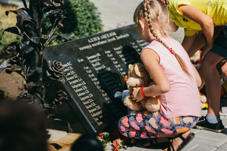 «Слуги народа» идут против детей Донбасса по кровавым следам Порошенко