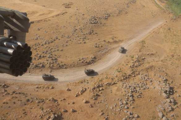 Бронетехника и вертолёты армии России выдвинулись в район объектов армии США в Сирии