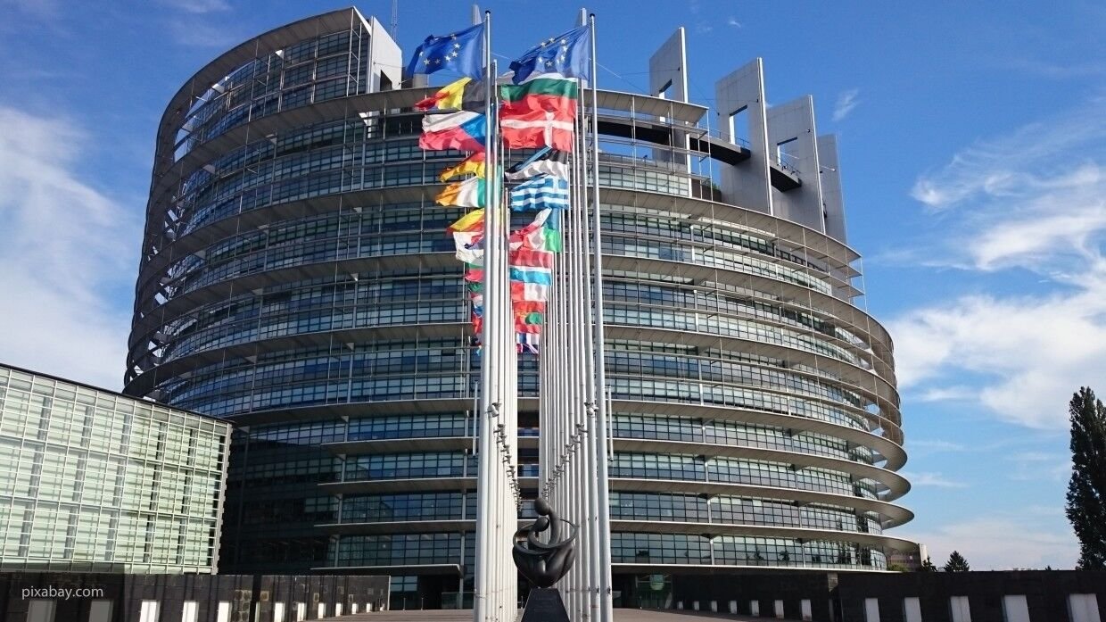 Евродепутаты хотят заморозить активы фигурантов "расследований" Навального