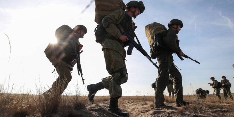 Российские и белорусские военные на маневрах под Брестом задействовали вертолеты и артиллерию