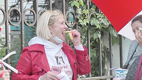 Плагиат с Майдана уже в Москве: Вместо печенек раздают «белорусские драники»