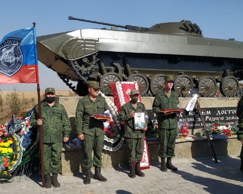 В ЛНР поставили памятник украинскому солдату