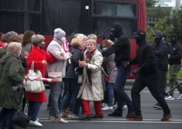 Лукашенко радикализирует протест, виляя между Москвой и Западом