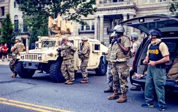 По какому сценарию может начаться «Гражданская война-2» в США