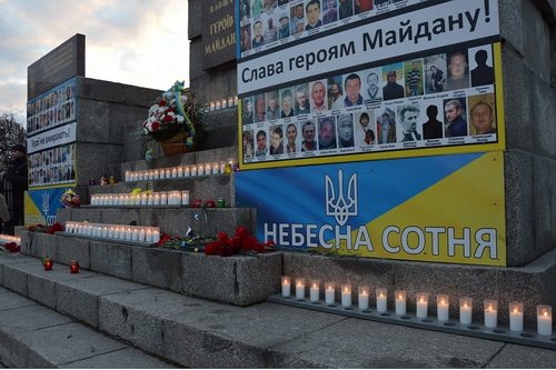 В центре Киева мужчина справил нужду на портреты боевиков Майдана