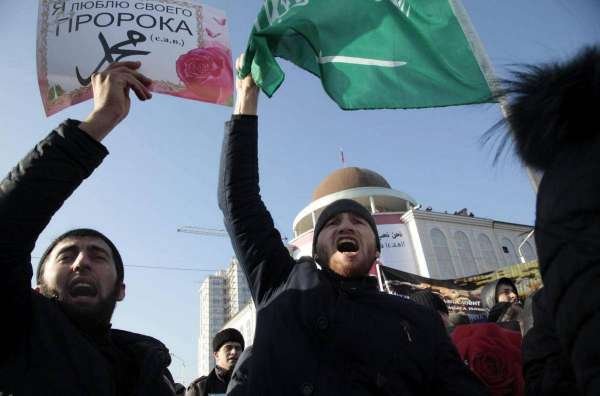 Французские СМИ: Париж просит Москву спасти страну от мигрантов