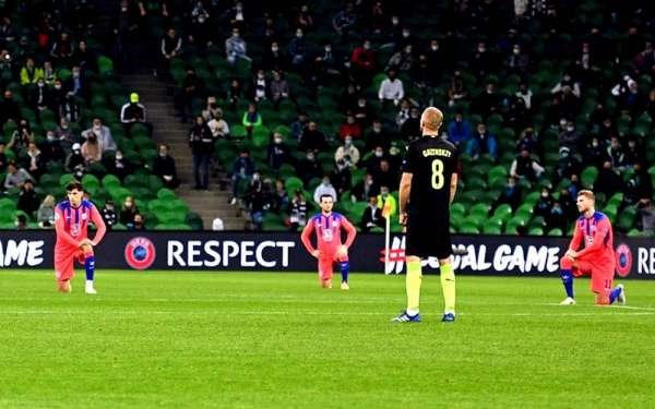 «Русские доказали наличие достоинства»: британцы о нежелании футболистов РФ вставать на колени
