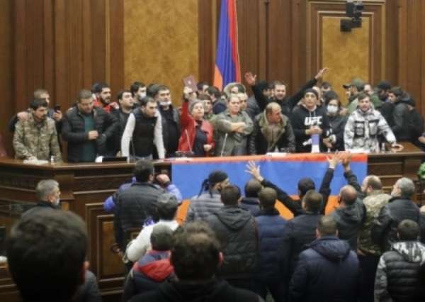 Сторонники Пашиняна призвали оппозицию в открытую пойти против России