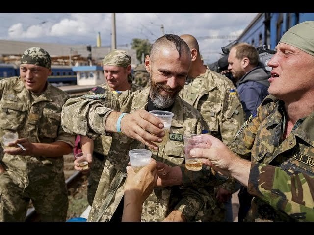 Пьяный матрос ВСУ, управляя грузовиком, снес гражданский автомобиль в Донбассе