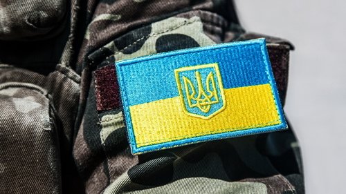 Вооруженный мужчина в форме НАТО с флагом Украины устроил провокацию в центре Ялты