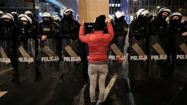 Польша: бой с Соросом