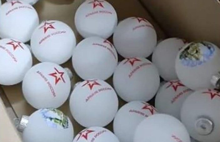 «Зрада» года: Под Киевом штамповали ёлочные игрушки с логотипом Армии России